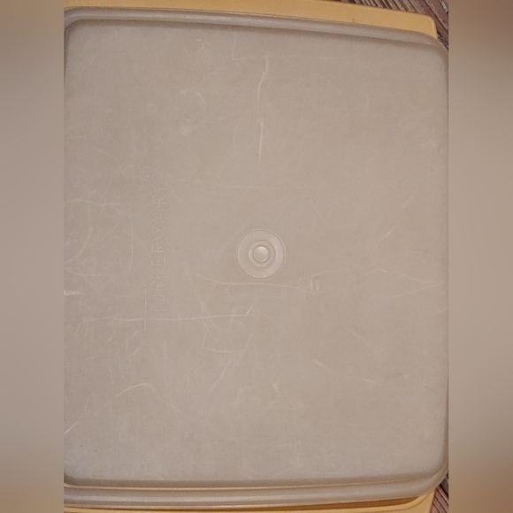 Vintage Tupperware Harvest Gold container - Picture 3 of 5